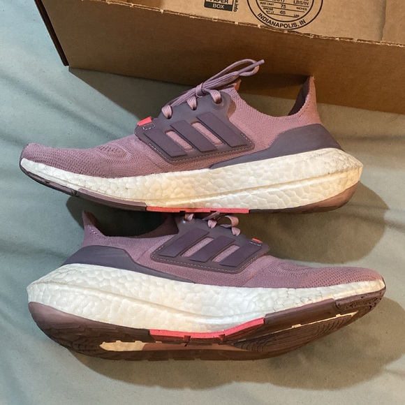 Adidas Ultraboost 22 W, Size 7.5 - Picture 6 of 11